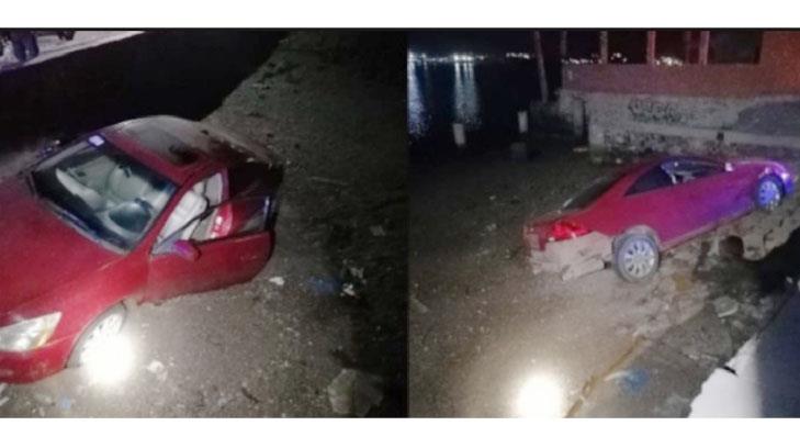Auto termina semienterrado tras aparatoso accidente en Guaymas