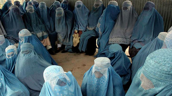 Estas son las restricciones que el Talibán impone a mujeres afganas