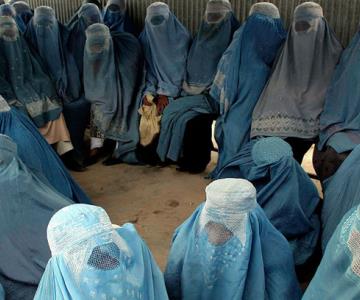 Estas son las restricciones que el Talibán impone a mujeres afganas