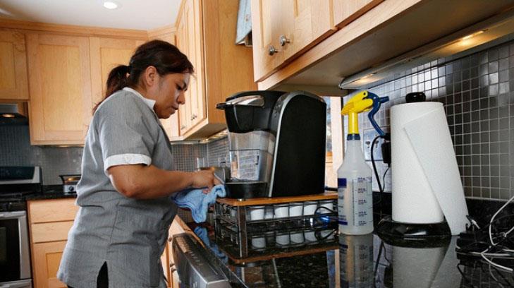 ¿Cuántos trabajadores domésticos tienen acceso a servicios médicos?