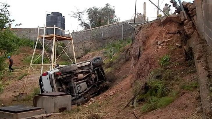 Camioneta cae a barranco después de chocar con carro estacionado en escuela de Nogales