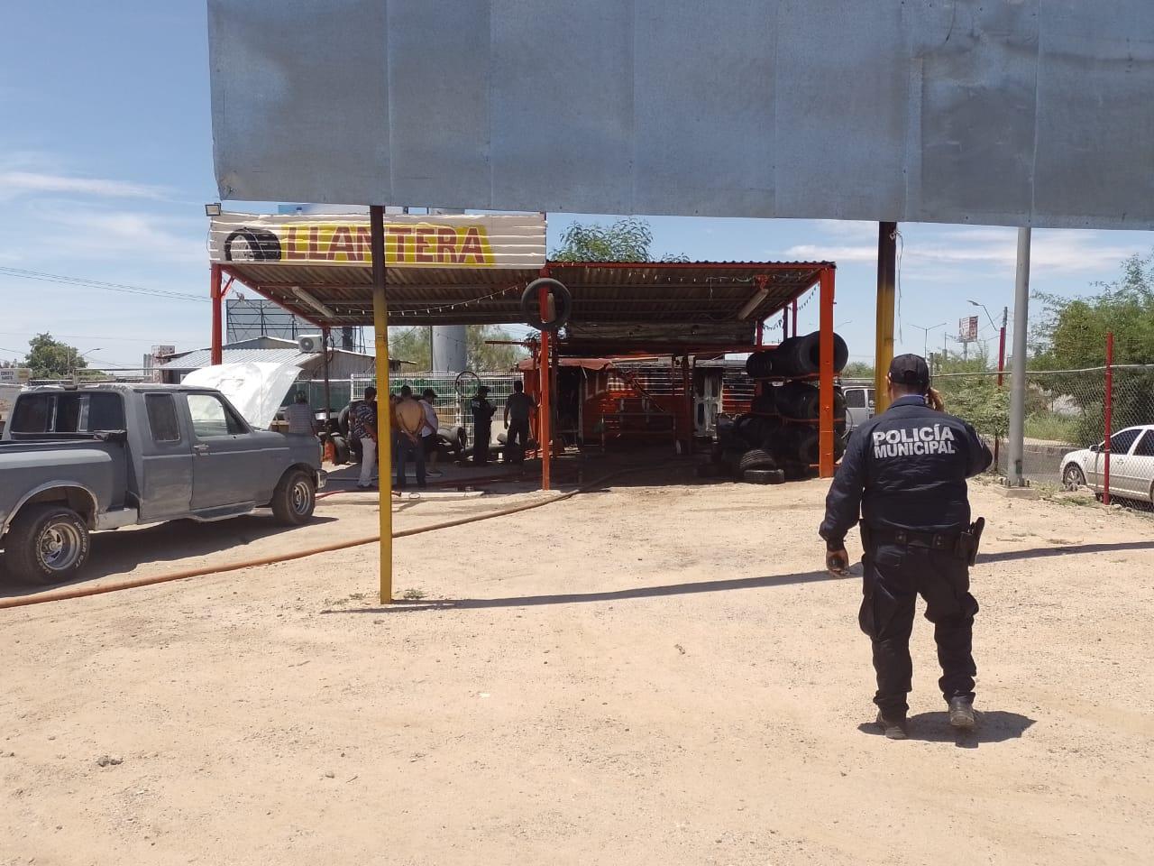 Incendio en llantera saca sustos en el López Portillo