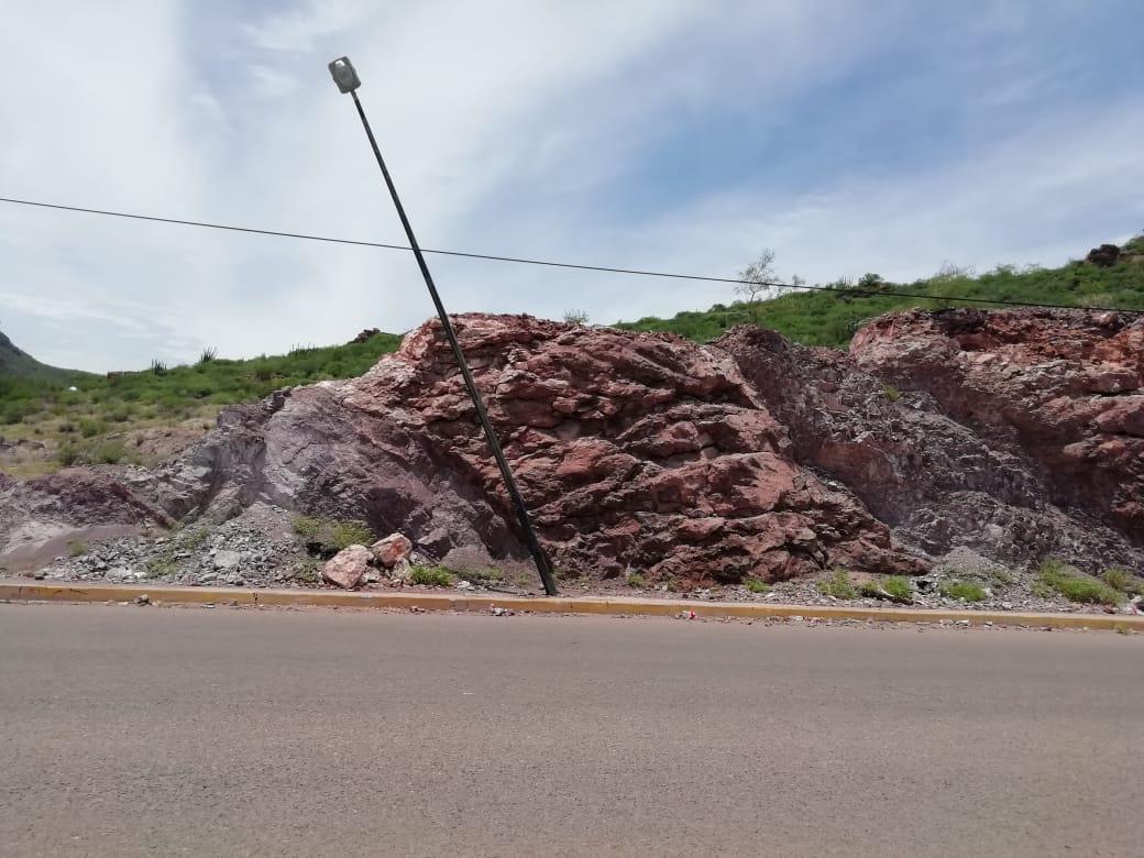 Vecinos de la 23 de Marzo de Guaymas viven con el miedo de que este poste les caiga encima