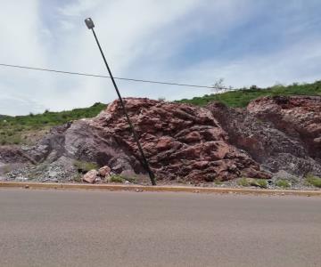 Vecinos de la 23 de Marzo de Guaymas viven con el miedo de que este poste les caiga encima