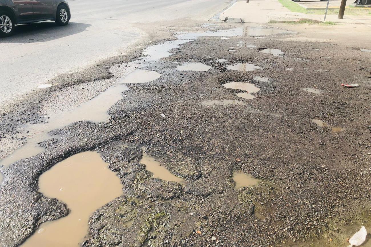 Calles llenas de hoyos, un problema de años en la colonia Libertad