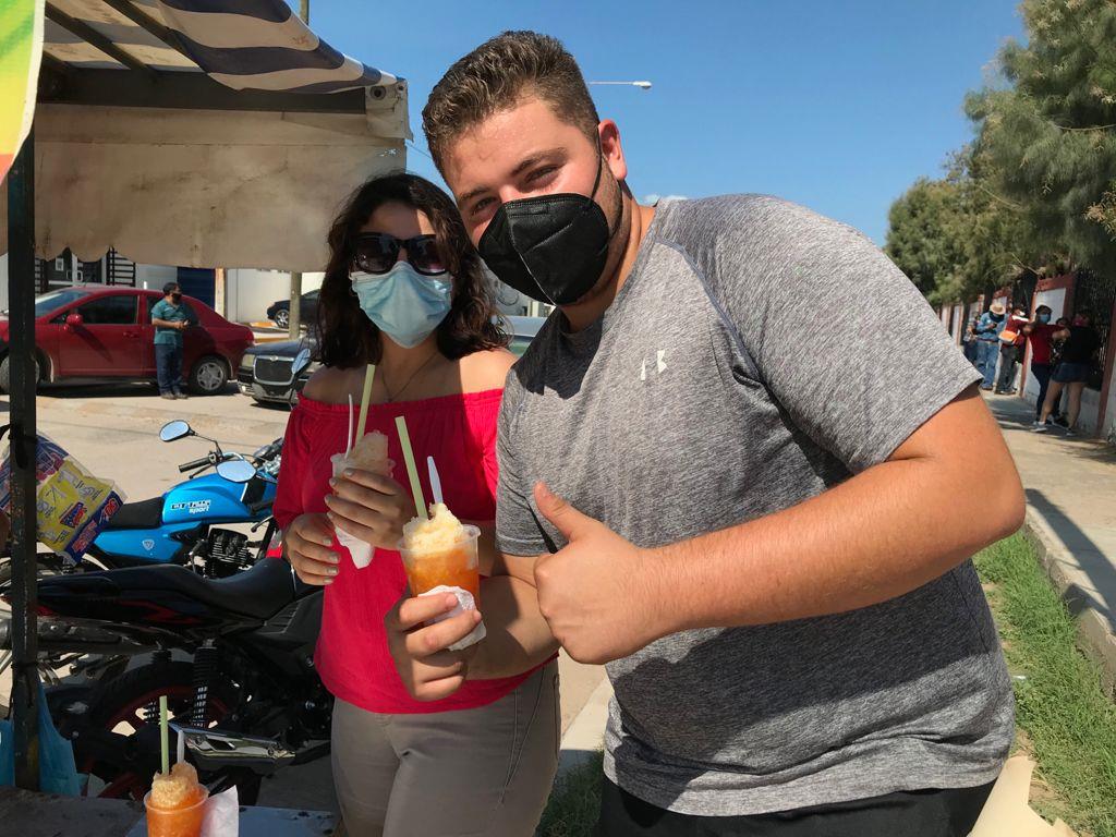 Largas filas en el sol para la vacunación les hacen el día a los vendedores de raspados