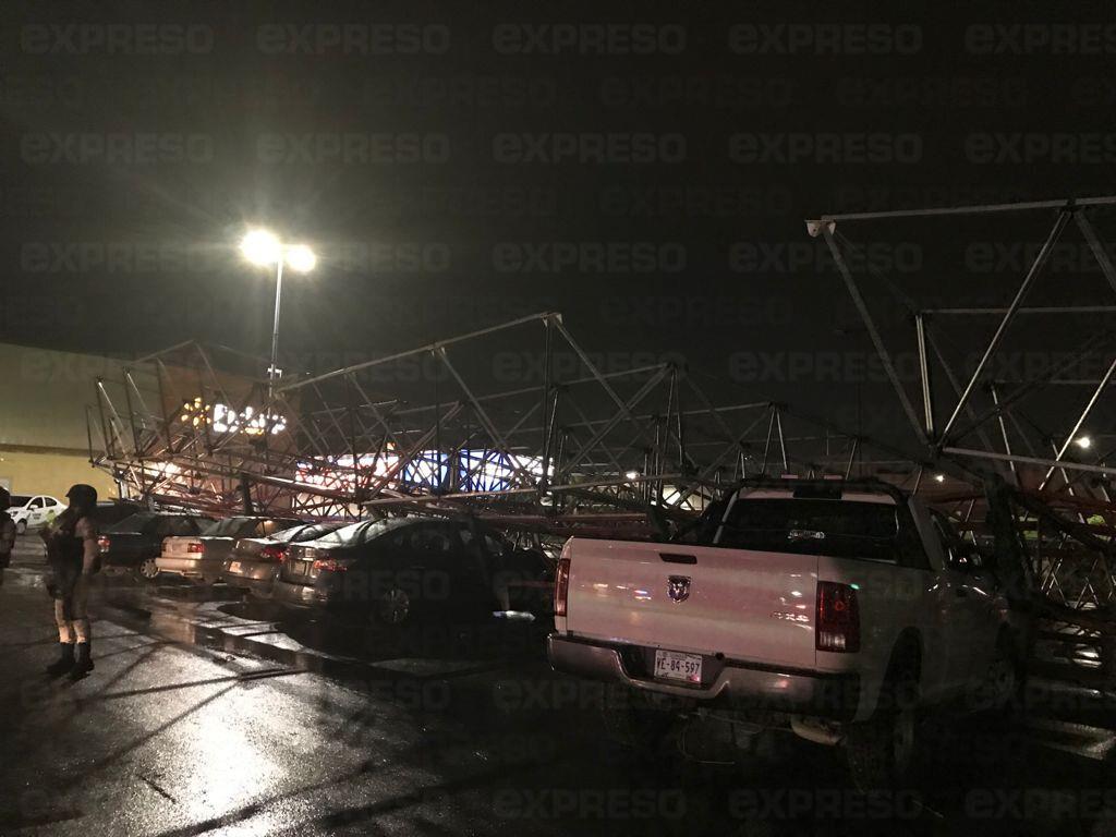 VIDEO - Vientos derrumban estructura en estacionamiento de supermercado; cae sobre los carros