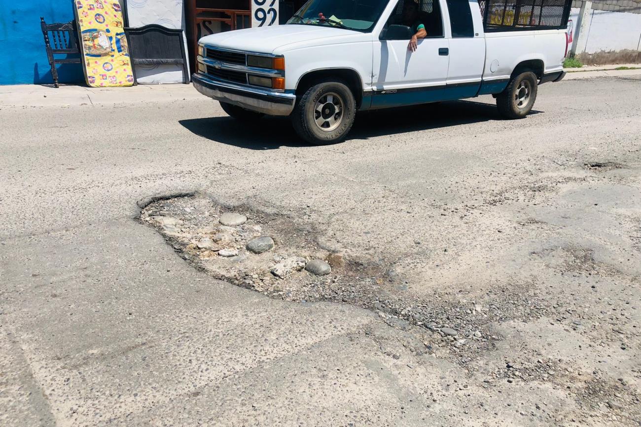 ¡Aguas con la zanja! Casi chocan a diario por la pésima calle