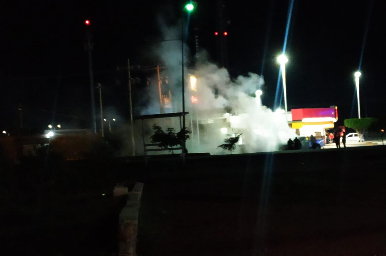 ¡Qué susto! Se incendia carro en plena gasolinera de Navojoa