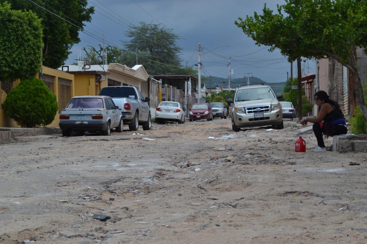 Tapan los baches con lo que tengan a la mano