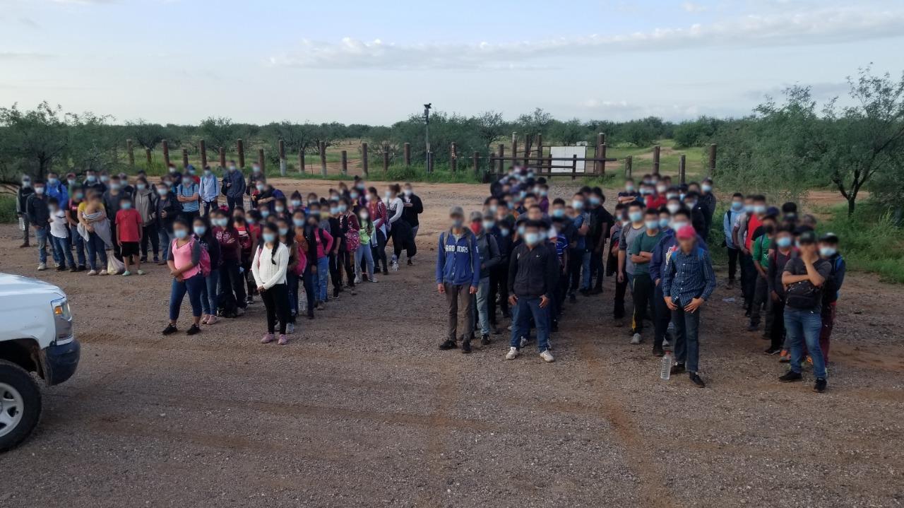 Se entregan en la frontera 140 migrantes; 80 de ellos eran niños sin acompañante