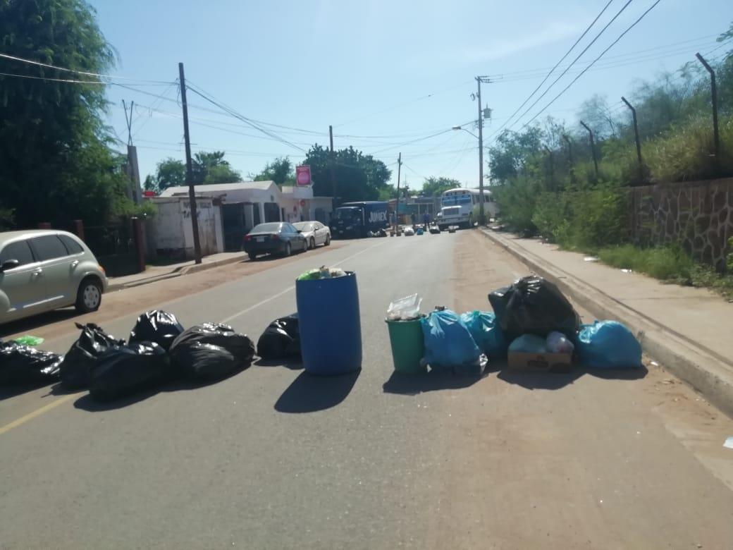 Vecinos molestos se manifiestan y bloquean la calle con bolsas de basura, en Guaymas
