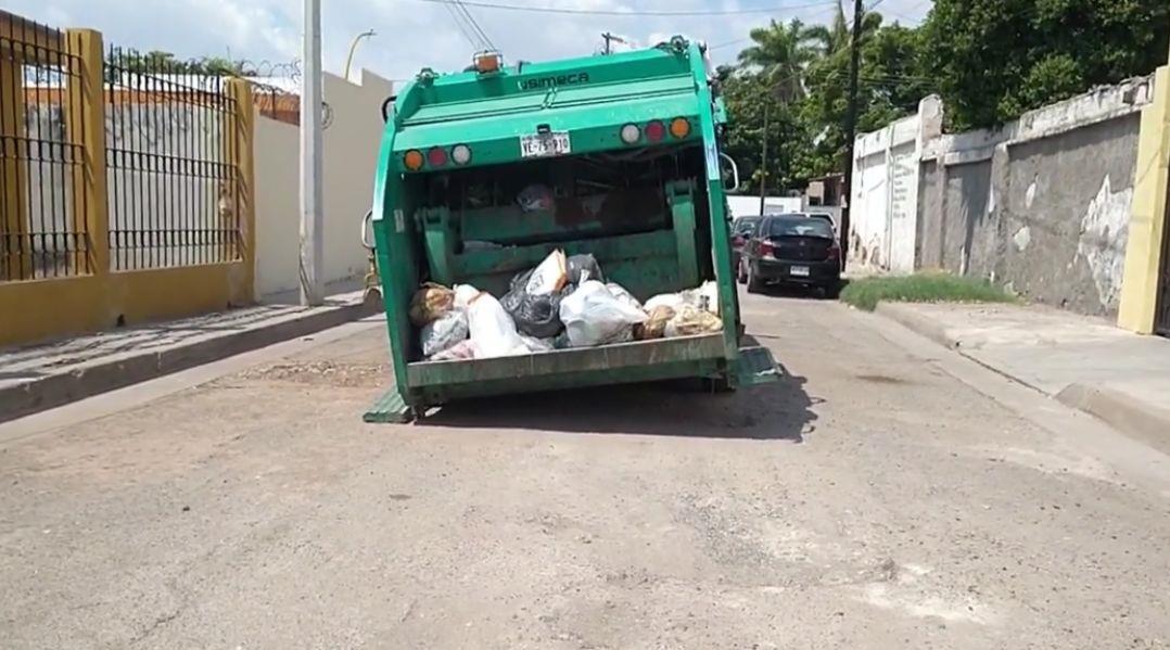 Camión de basura cae en socavón ocasionado por Oomapas en Cajeme