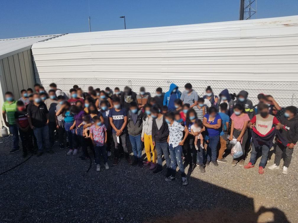 Aseguran más de 120 migrantes en Arizona; más de 100 son niños