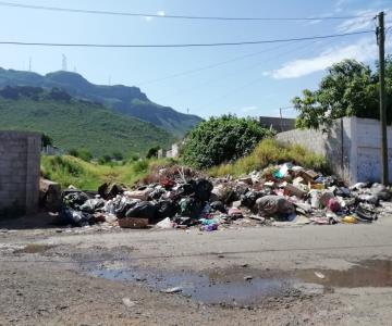Pese a incendios y campañas de limpieza, la gente sigue agarrando de basurero este arroyo de Guaymas