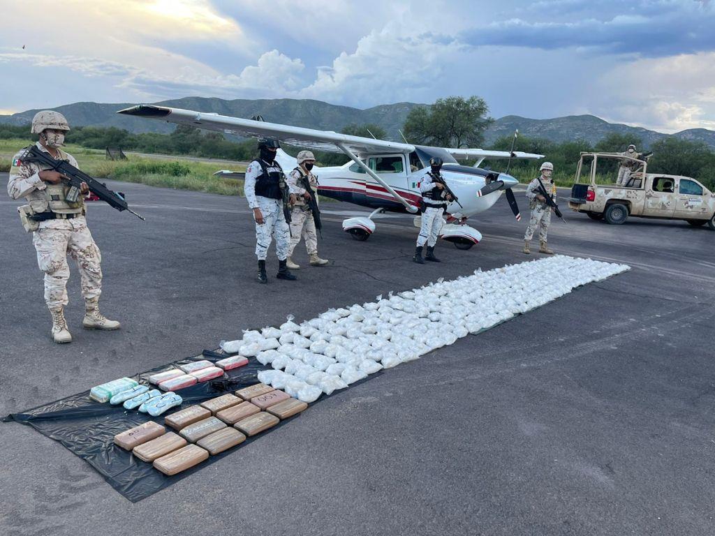 Aseguran avioneta con cargamento de 150 kg de drogas y casi 30 mil pesos en Nogales