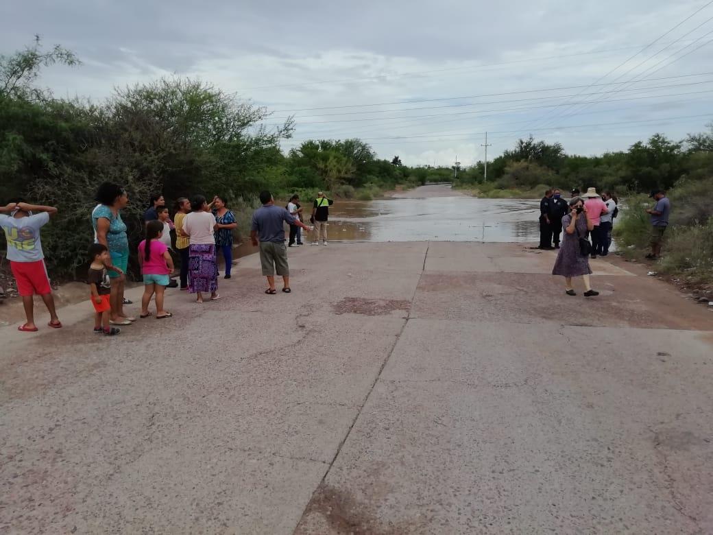 No aprenden: hombre intenta cruzar arroyo en Guaymas y es arrastrado por la corriente