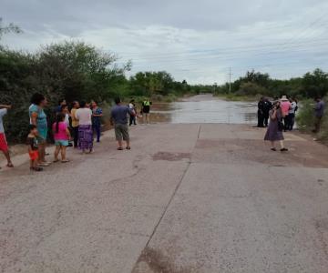 No aprenden: hombre intenta cruzar arroyo en Guaymas y es arrastrado por la corriente