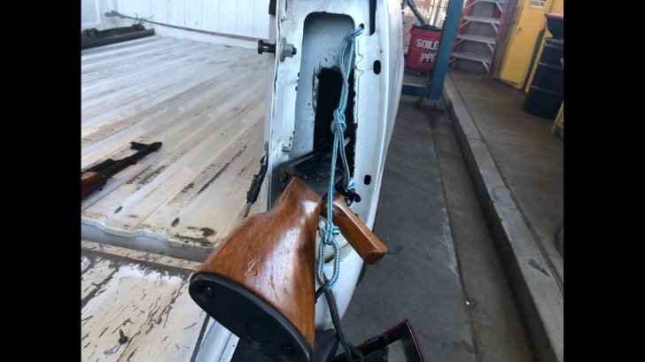 Encuentran armas escondidas dentro de la carrocería de una camioneta en la frontera