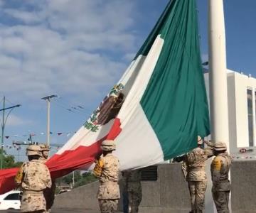 VIDEO - Llega septiembre y se iza la bandera de México