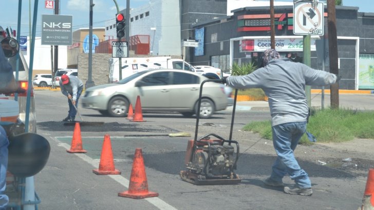 Continúan labores de bacheo en calles principales de Hermosillo