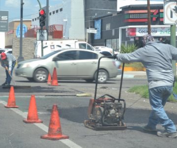 Continúan labores de bacheo en calles principales de Hermosillo