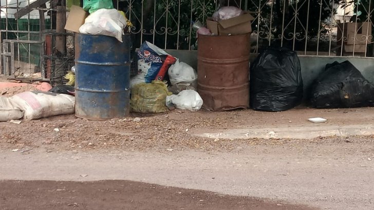 Nadie pasa a recoger la basura en el este de Guaymas