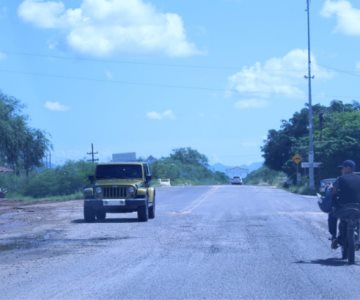 Baches en la carretera Álamos-Navojoa ponen en riesgo a los turistas