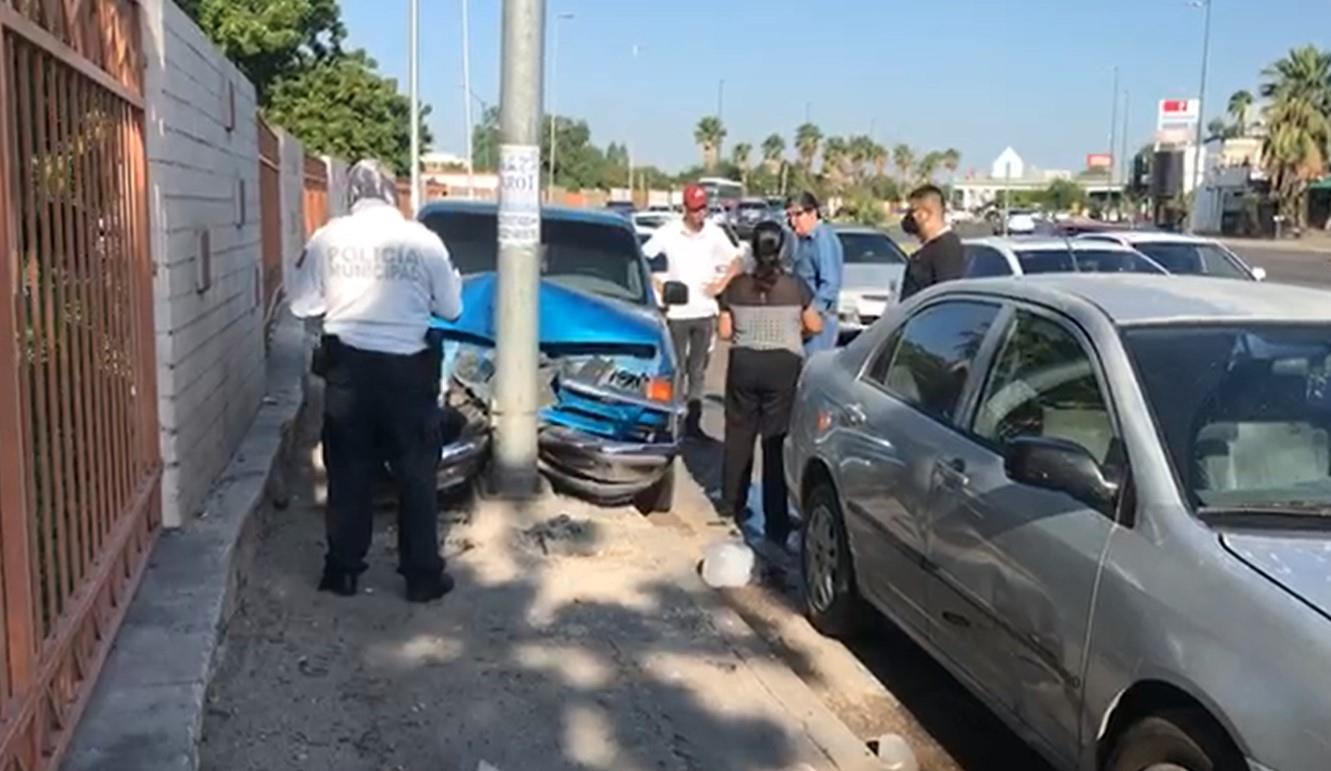 VIDEO - Carro se estrella contra poste sobre el Luis Encinas