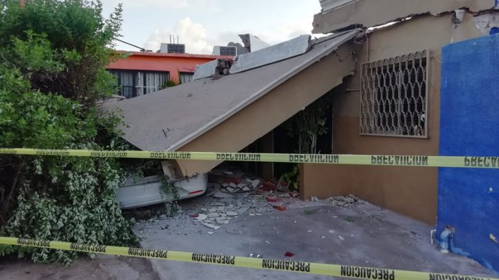 Choca contra una casa y se derrumba el techo; el responsable huye en Guaymas
