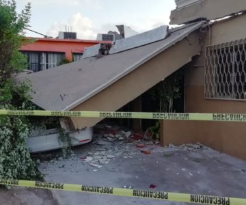 Choca contra una casa y se derrumba el techo; el responsable huye en Guaymas