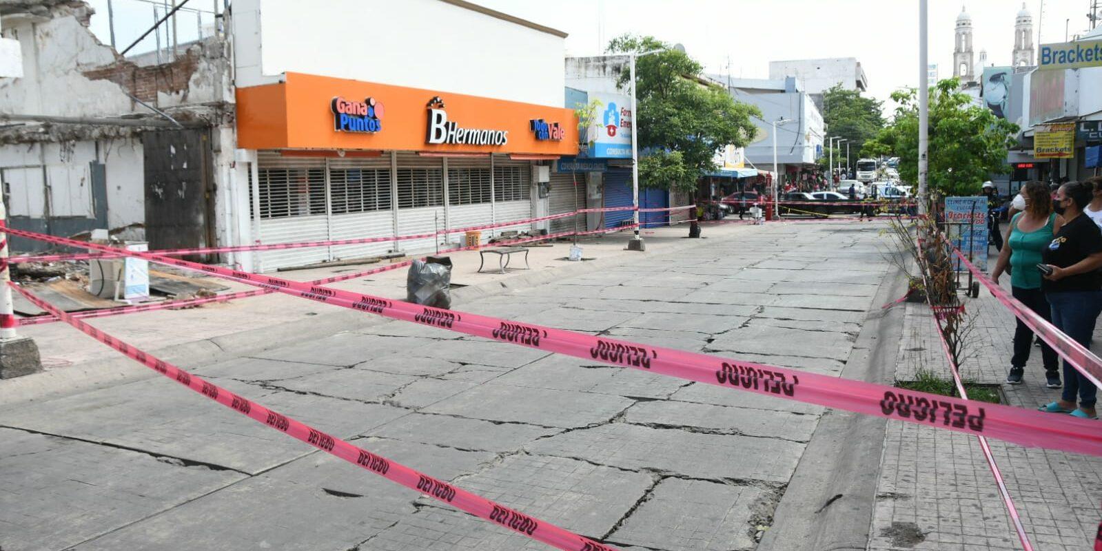 Revisarán edificios tras desplome de techo en zapatería de Culiacán