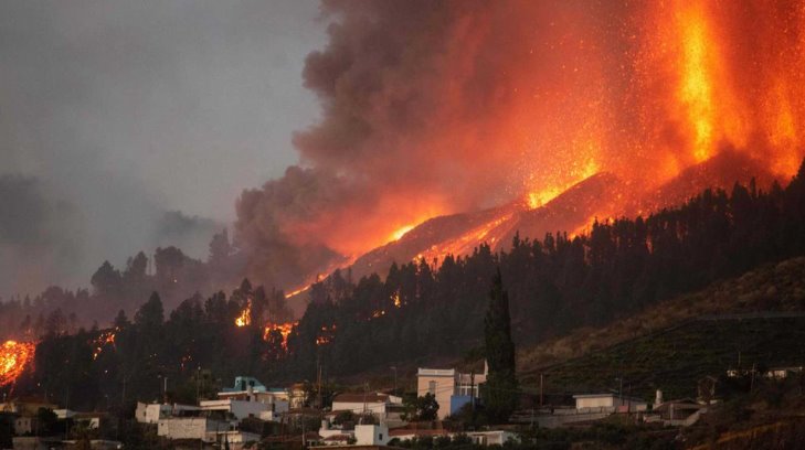 Desalojan a más de mil personas por erupción de volcán en La Palma