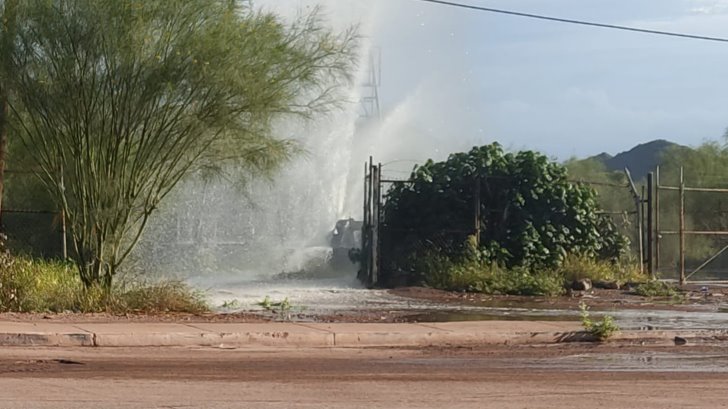 Truena bomba de rebombeo y causa enorme fuga en Guaymas