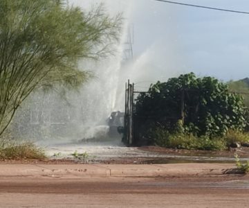 Truena bomba de rebombeo y causa enorme fuga en Guaymas