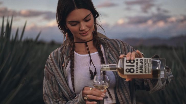 Kendall Jenner donará casas con las ventas de su tequila