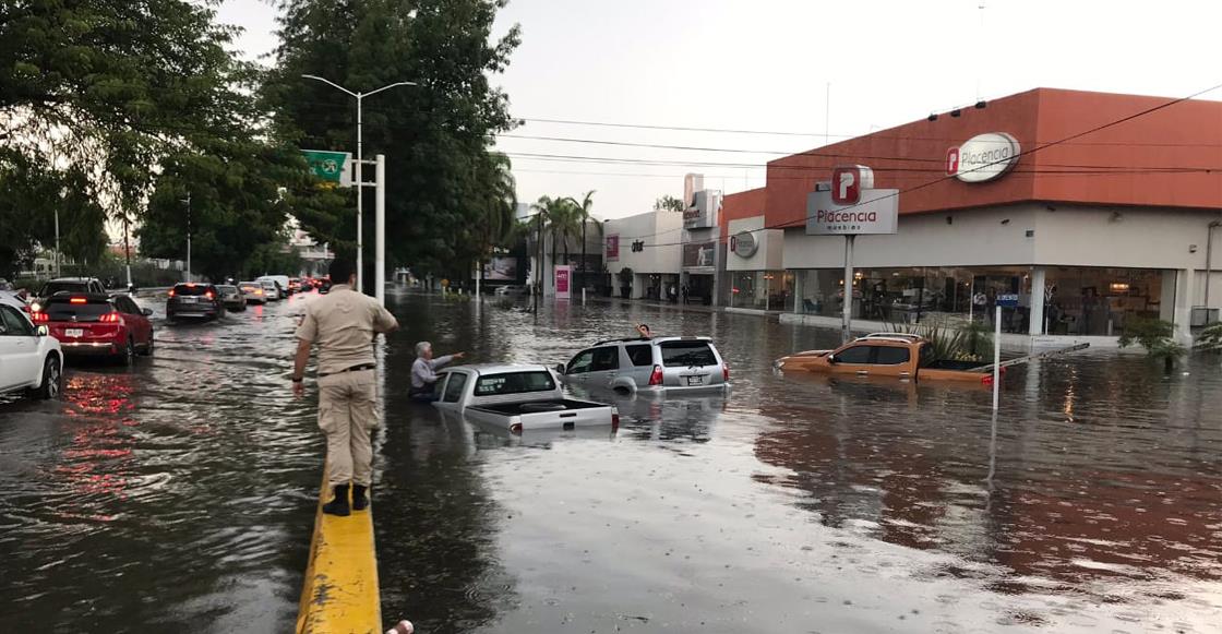 Muere automovilista atrapado en inundación en Guadalajara