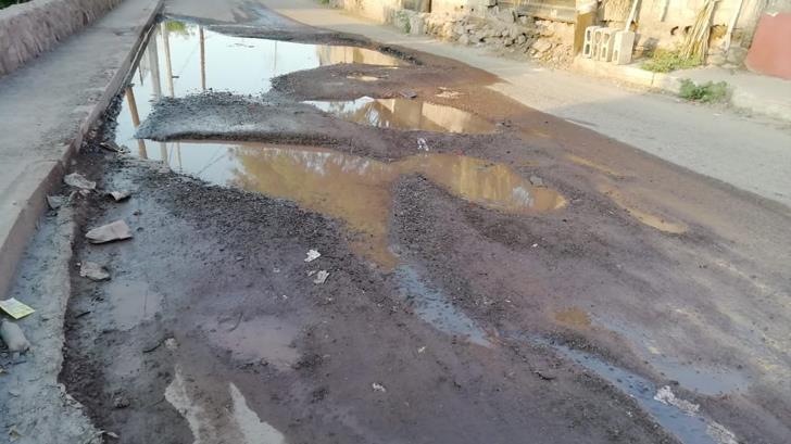 Mega-bache representa un peligro para los peatones y automovilistas del sector Loma Linda