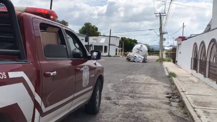 VIDEO | ¡Cuidado! Pipa de gas LP cae en un socavón en Hermosillo