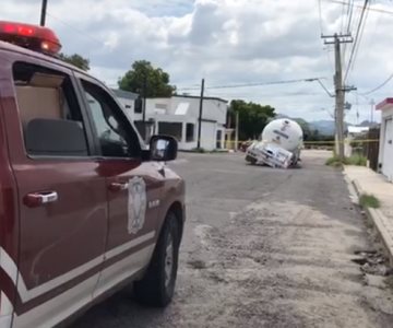 VIDEO | ¡Cuidado! Pipa de gas LP cae en un socavón en Hermosillo