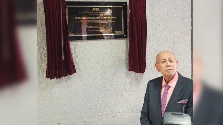 Reconocen al profesor Careaga Cruz por sus 43 años de amor y pasión a la docencia