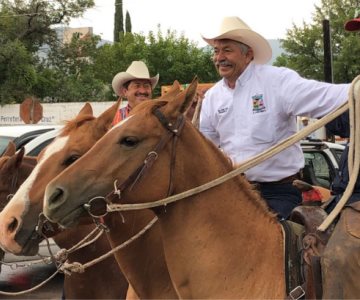 Celebra René Peralta Torres su victoria como nuevo presidente de Santa Cruz