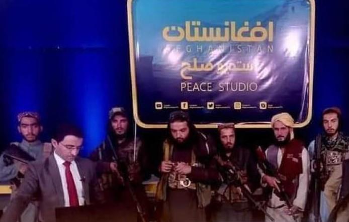 No tengan miedo dice presentador rodeado de talibanes en Afganistán