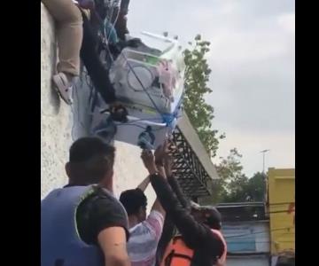 VIDEO - Así rescatan las incubadoras de hospital inundado
