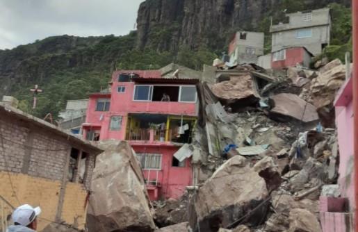 Tragedia en Tlalnepantla: piedra gigante aplasta a familias y casas