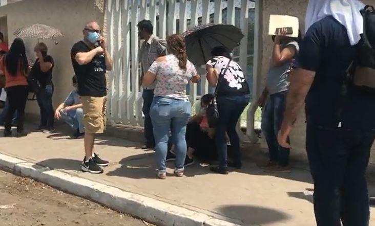 VIDEO - Se desmaya mujer haciendo fila para vacunación en Cajeme