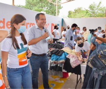 Toño Astiazarán acude al Bazar Por las Familias de Hermosillo en Miguel Alemán