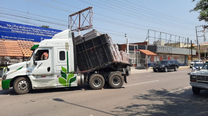 VIDEO | Tráiler se vuelca en el bulevar Enrique Mazón López