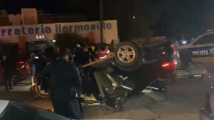 Volcamiento en Nogales deja cuantiosos daños materiales