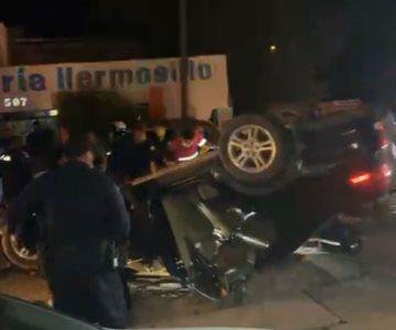 Volcamiento en Nogales deja cuantiosos daños materiales